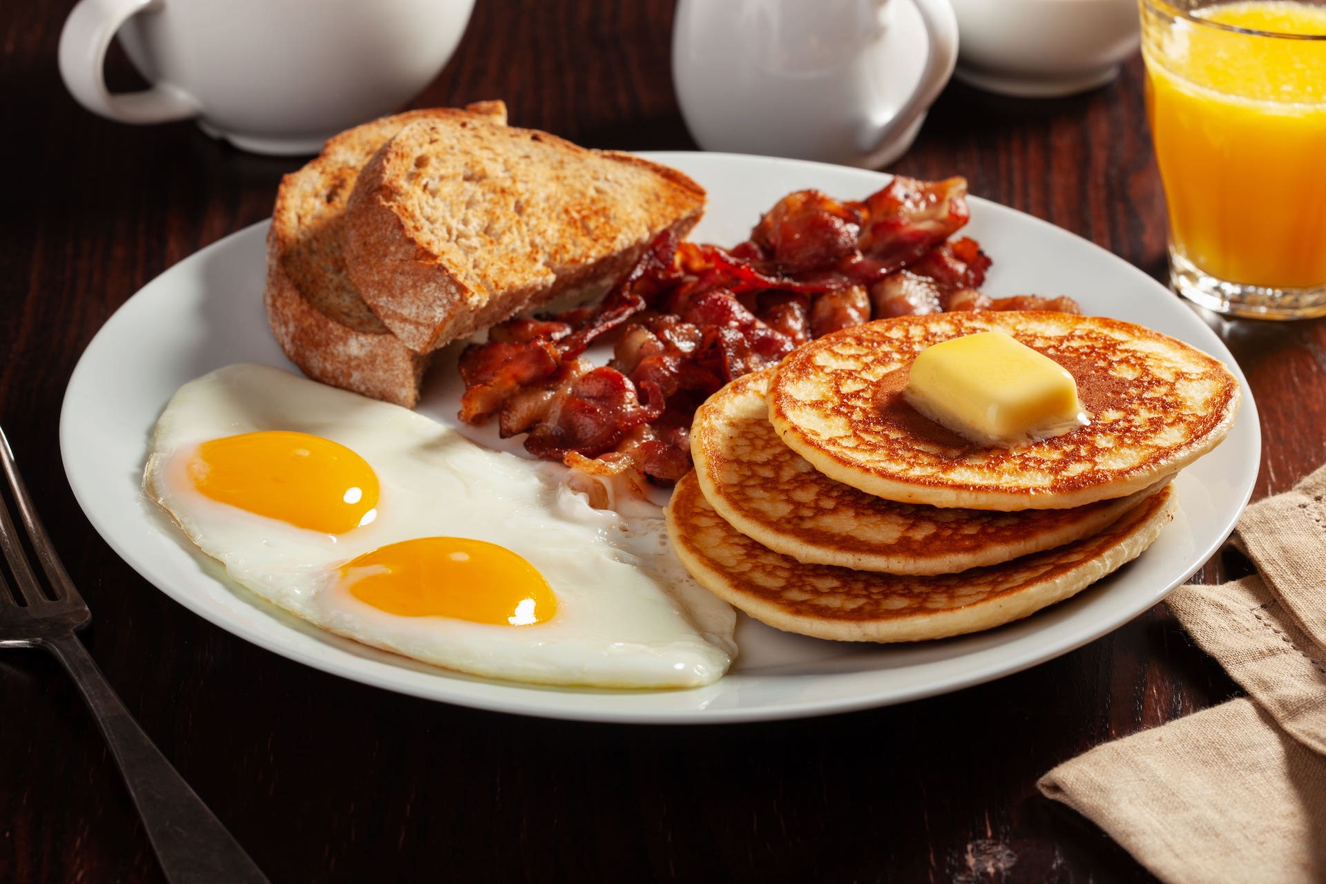 colazione tipica americana pancake uova e pancetta