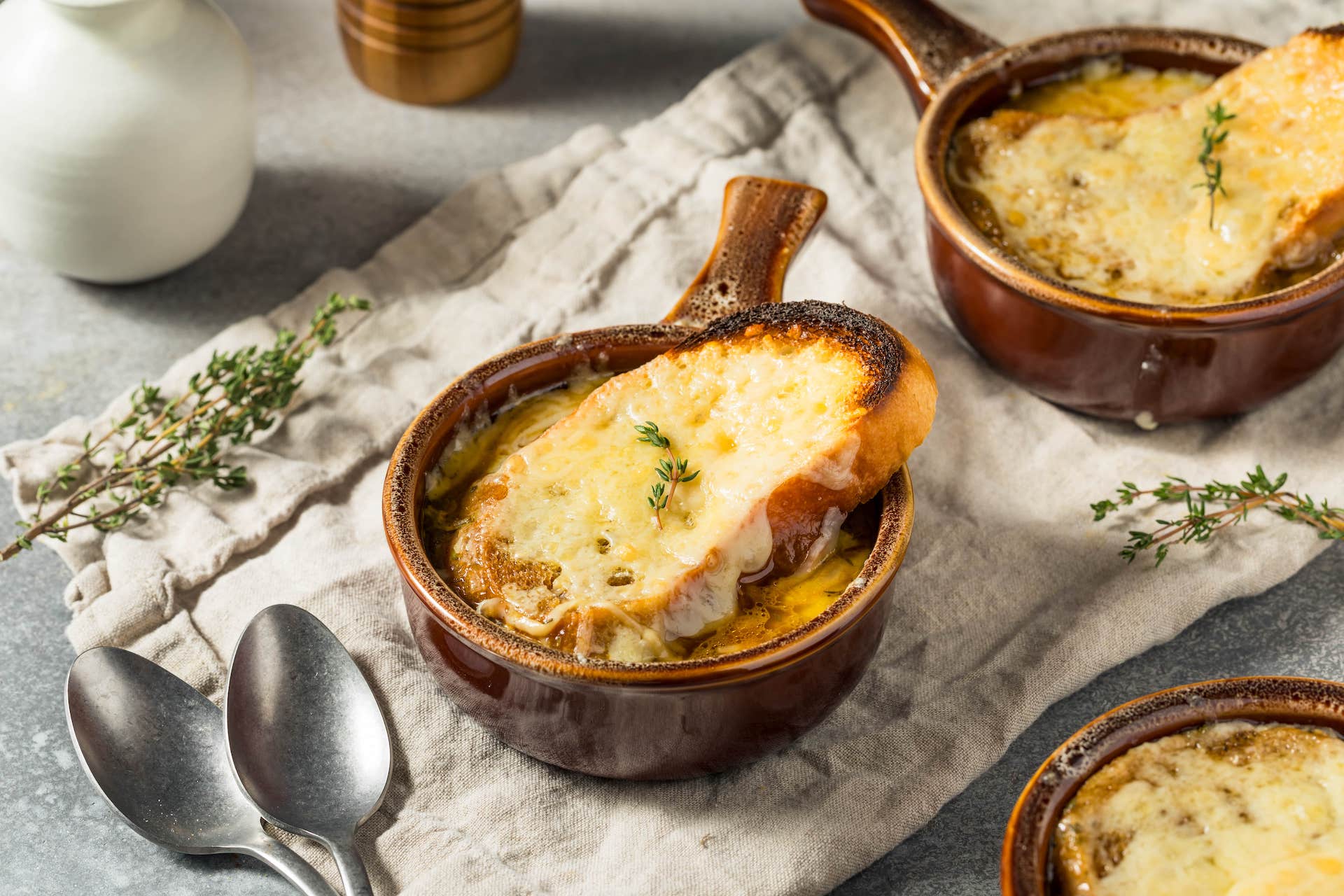 soupe à l'oignon con formaggio e pane sopra, un comfort food tutto francese