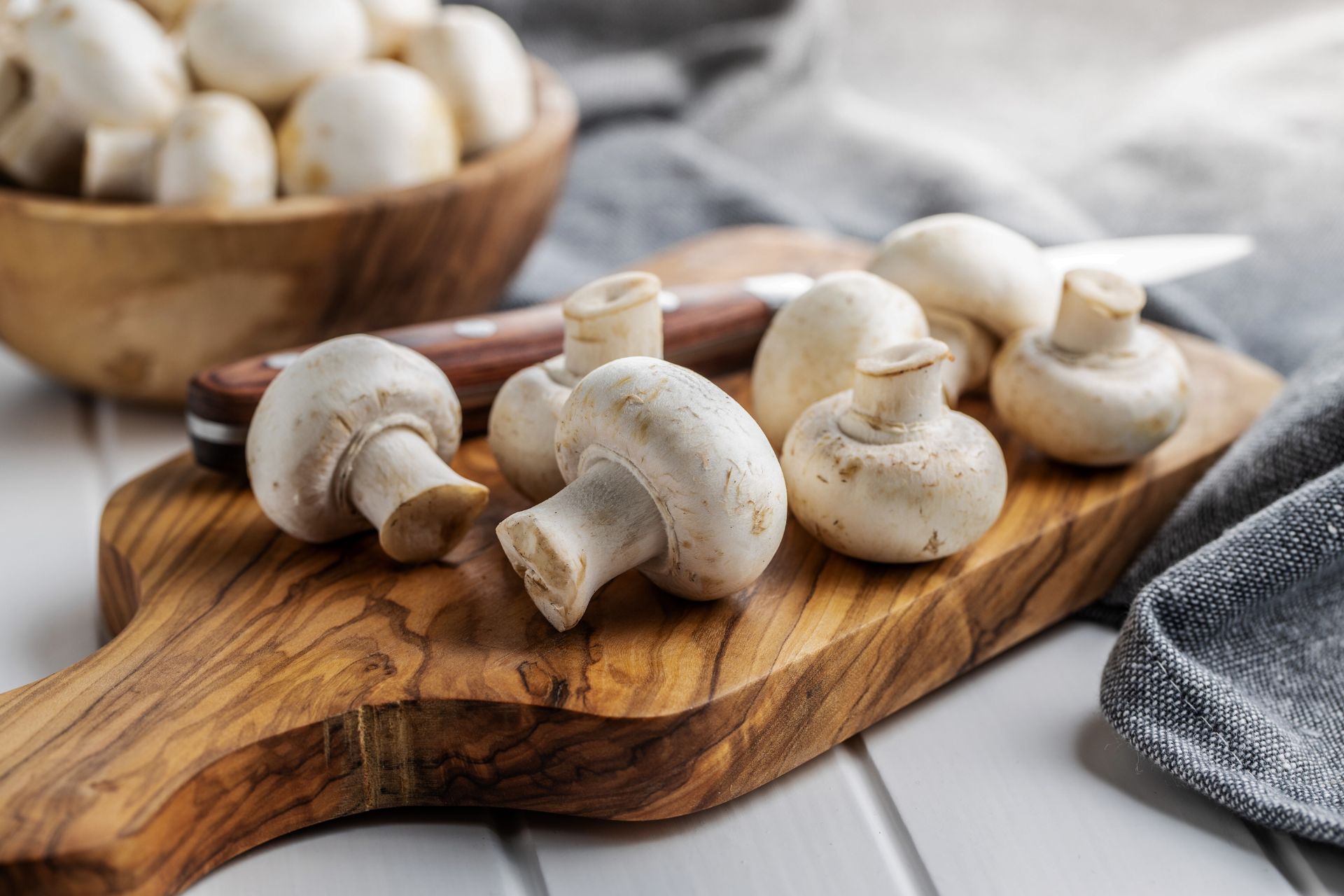 funghi puliti sopra ad un tagliere, superfood autunnale 