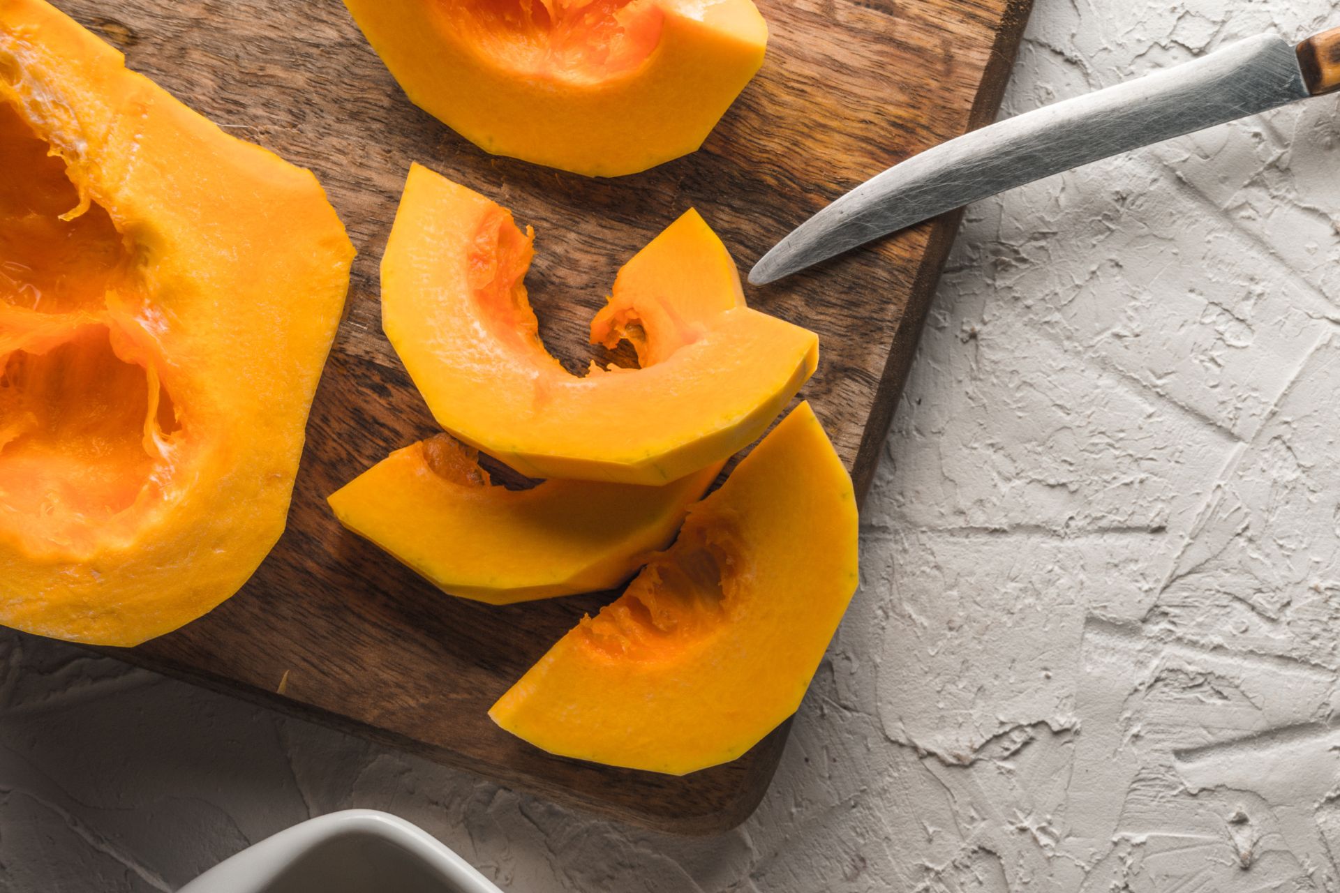 zucca tagliata su un tagliere, cibo autunnale per eccellenza