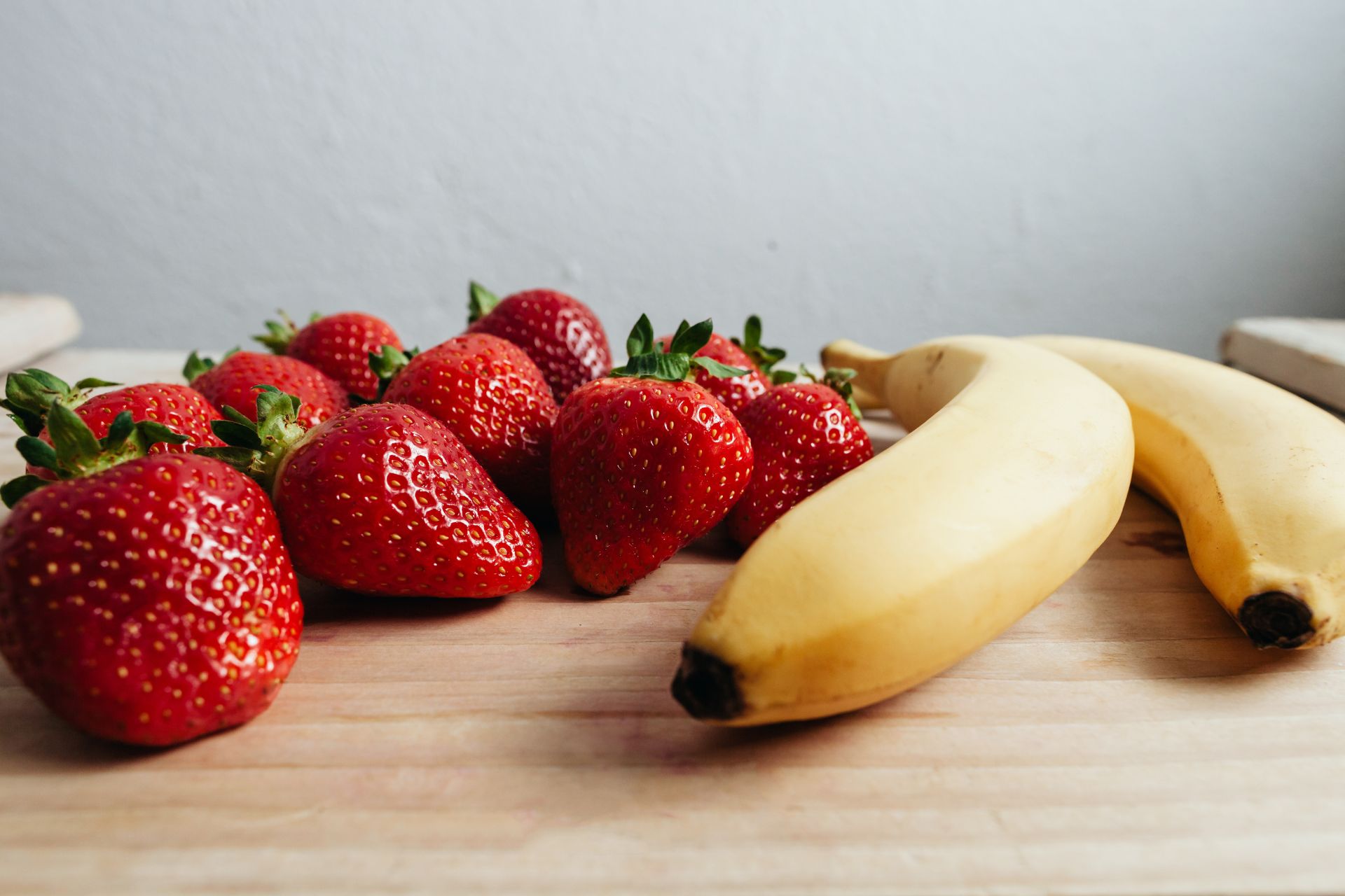 fragole e banane su ripiano di legno / Cimas Ristorazione Sfatiamo Miti sui Cibi